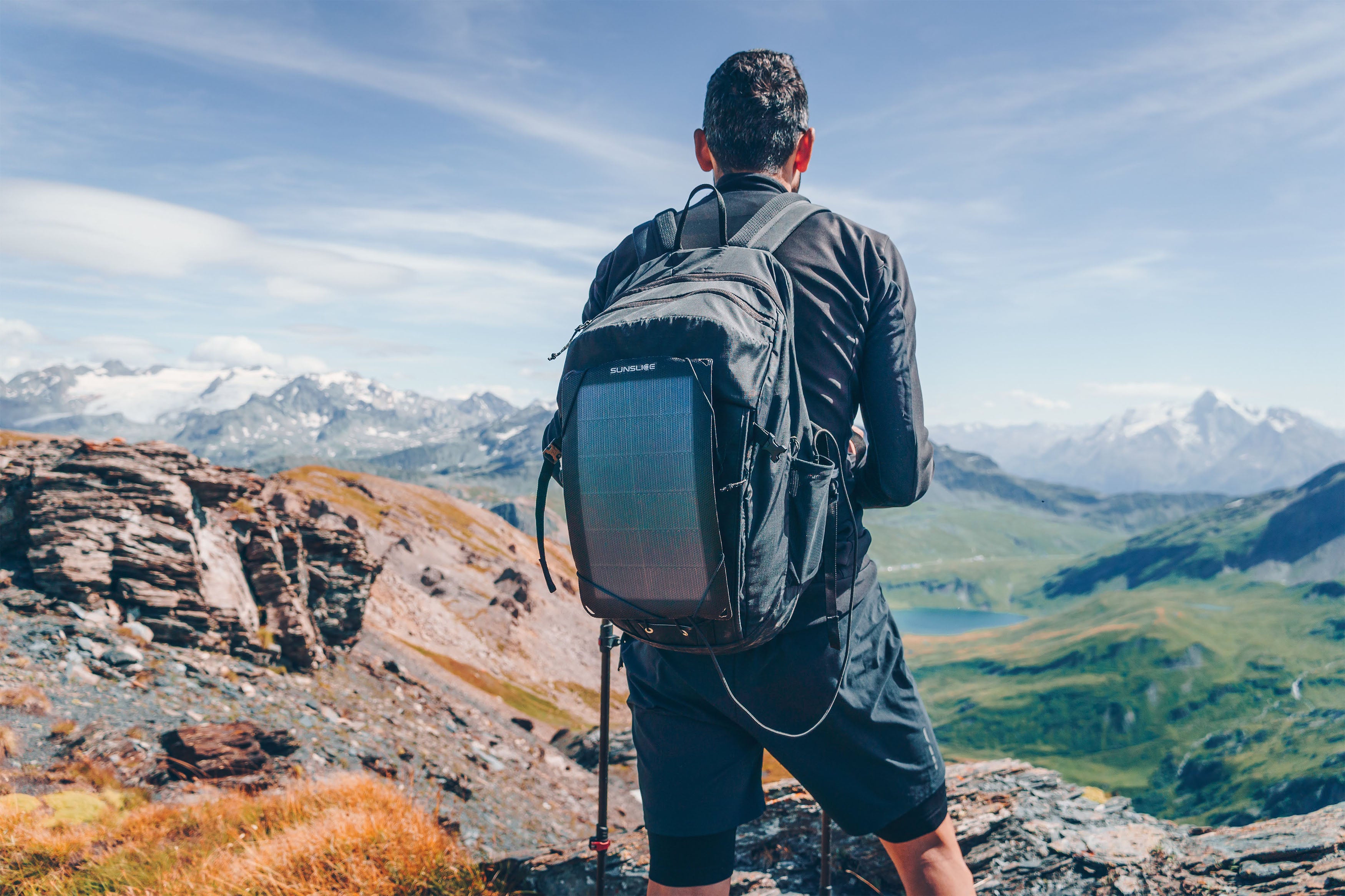 Solarladegerät am Rucksack, Wandern mit solar power bank