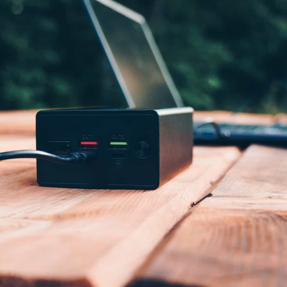 Stützbatterie für einen Laptop, der einen Computer auf einen Tisch lädt