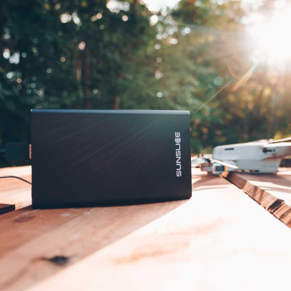 gravity40 100-Wattstunden-Powerbank mit einer Drohne