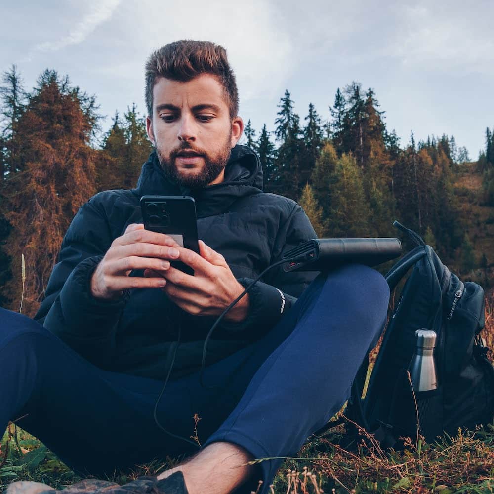 homme en randonnée faisant une pause avec un électron à la main