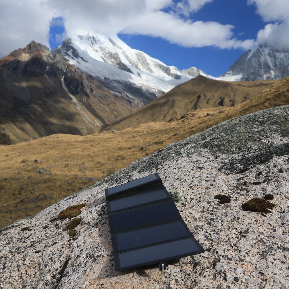 Cellules solaires à électrons exposées au soleil au sommet d'une montagne