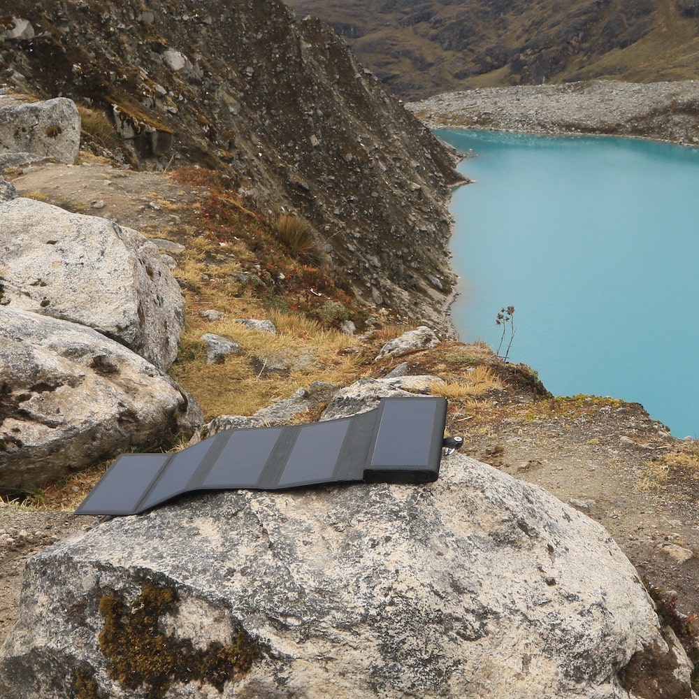 vue magnifique du sommet d'une montagne avec un électron placé en plein soleil pour être chargé