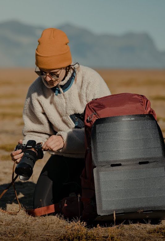 Panneau solaire portable Fusion Flex 24 rechargeant un appareil photo en Islande