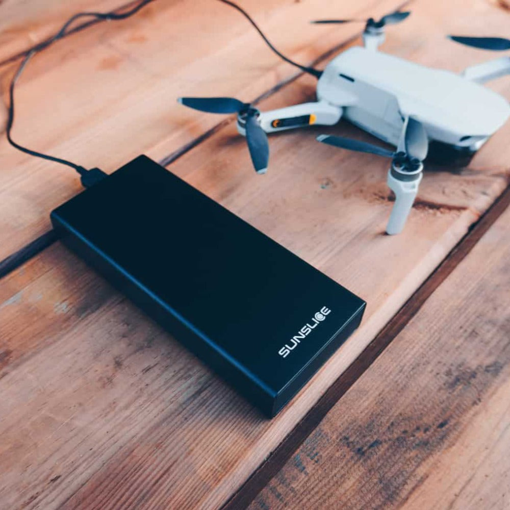 100-Watt-Powerbank, angeschlossen an eine Drohne