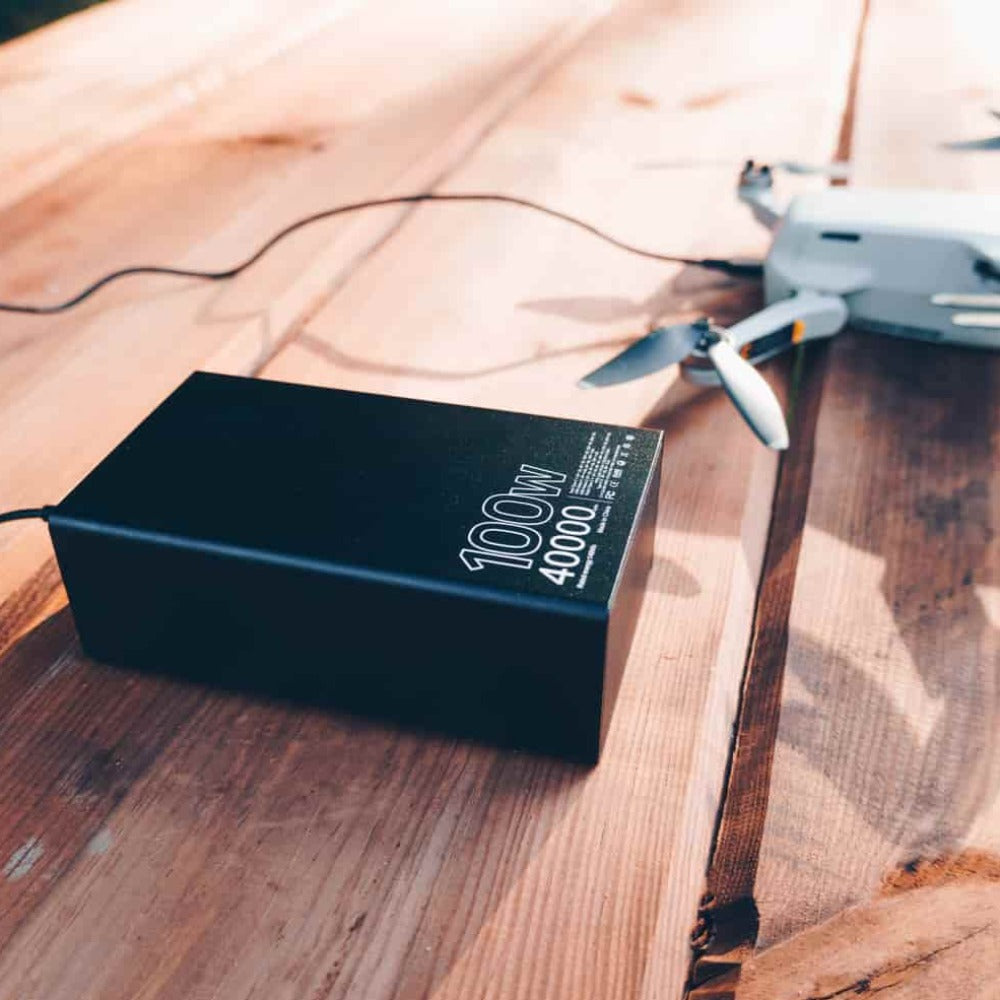100-Watt-Powerbank, angeschlossen an eine Drohne