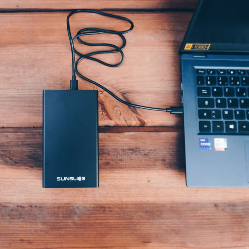 Stützbatterie für einen Laptop, der einen Computer auf einen Tisch lädt