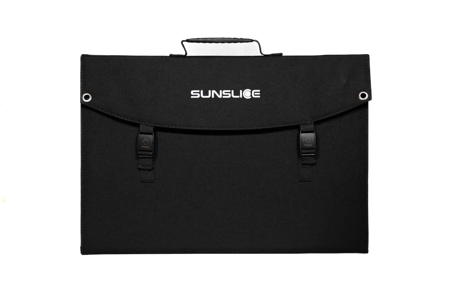 photo d'une Fusion100 randonnant des panneaux solaires sur un fond blanc
