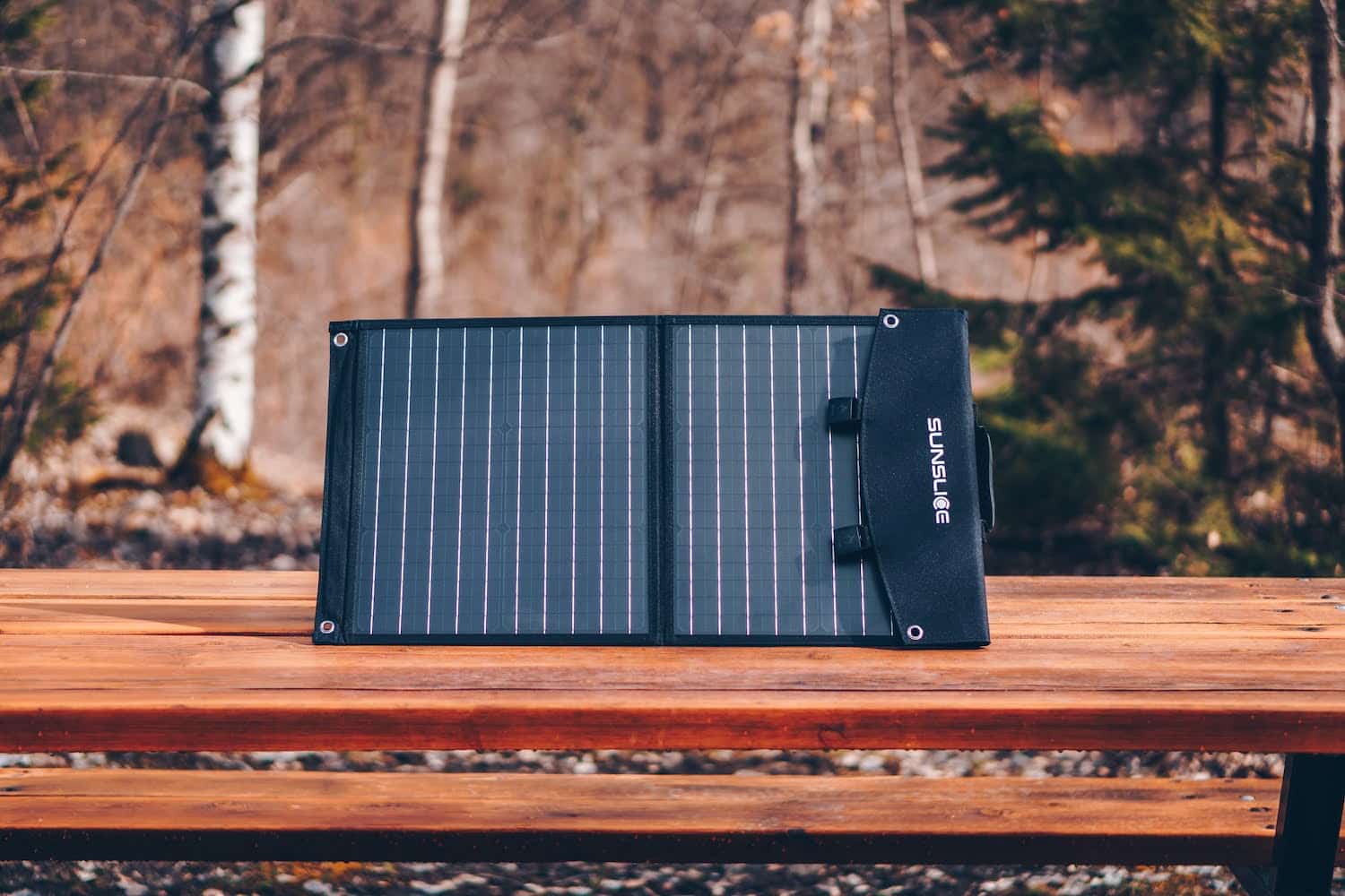 panneau solaire portable ( fusion 40) sur une table en bois à l'extérieur au soleil