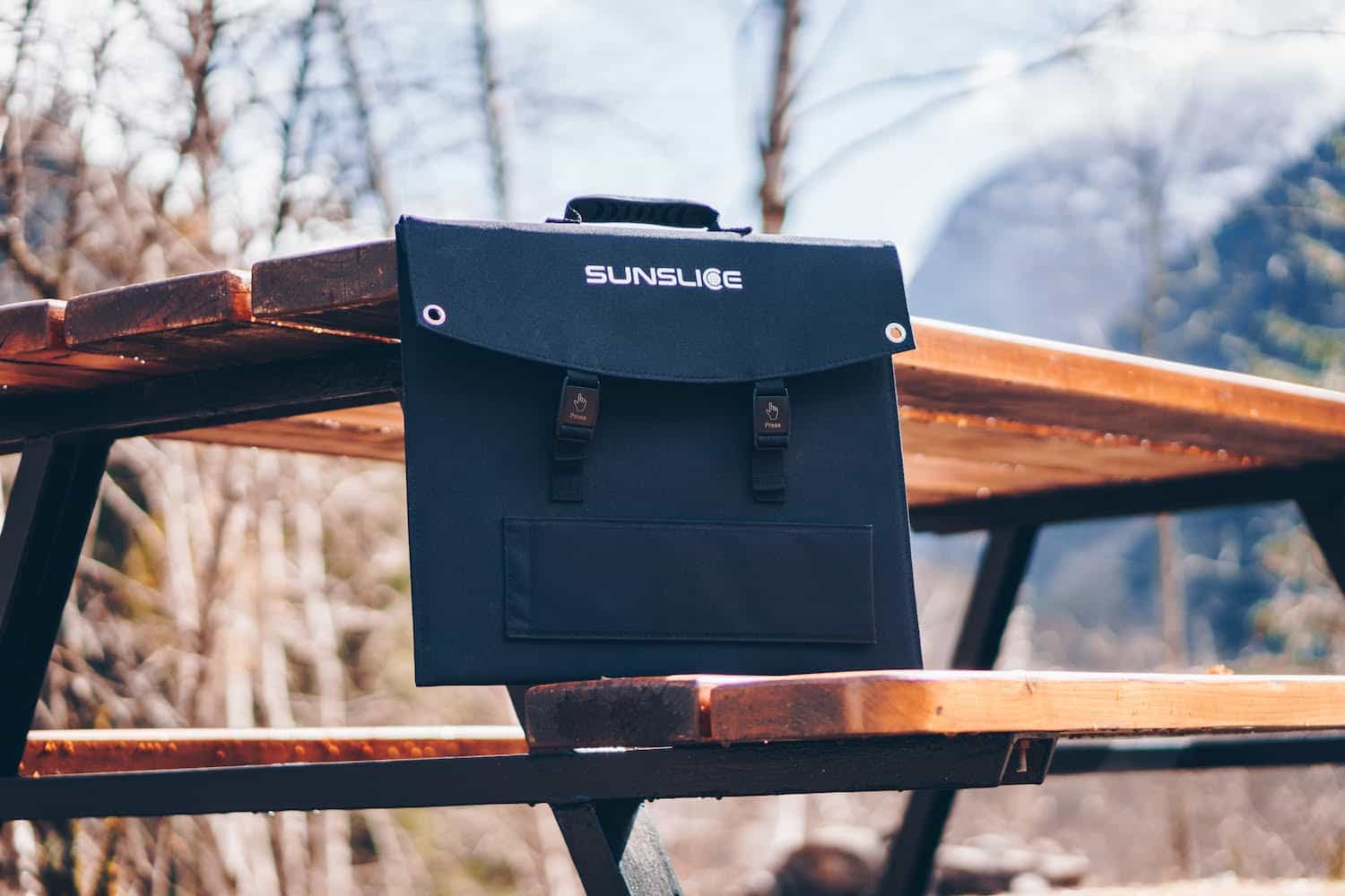 un pack solaire Fusion40 sur une table de camping dans un environnement montagneux