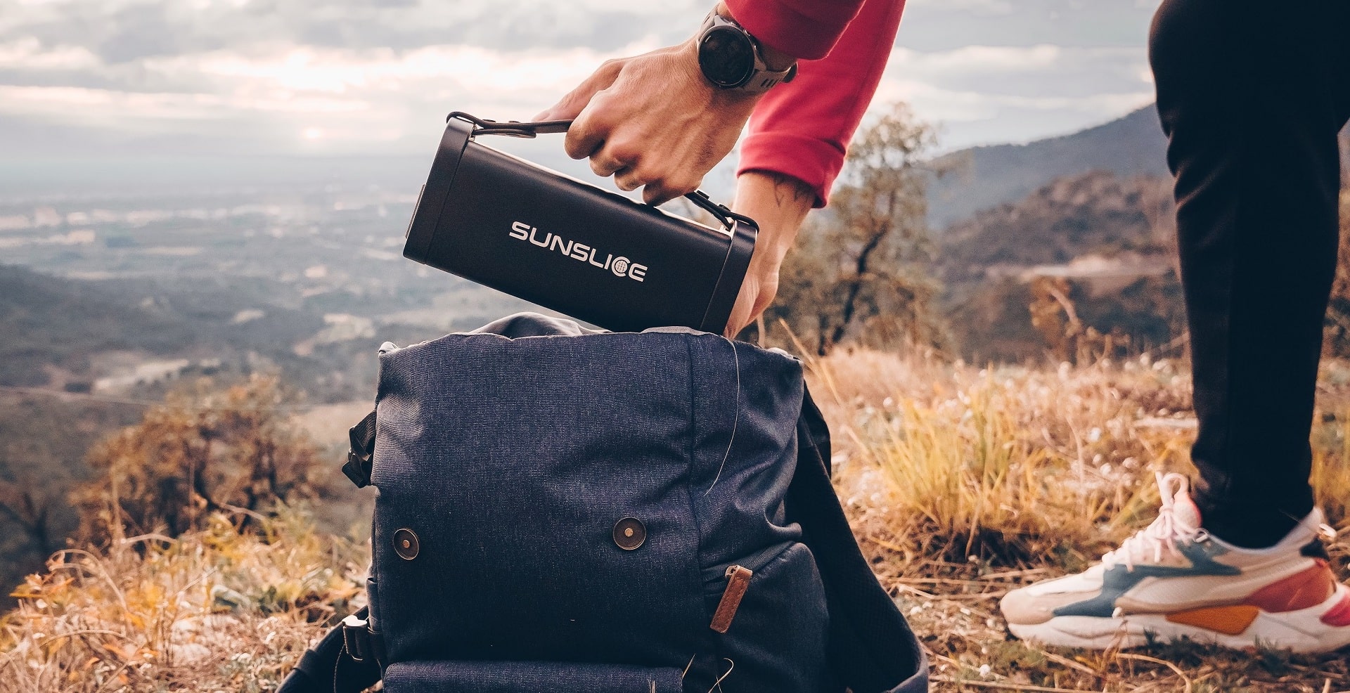 Générateur électrique portable par Gravity 144 avec prise de courant portable placé dans un sac à dos