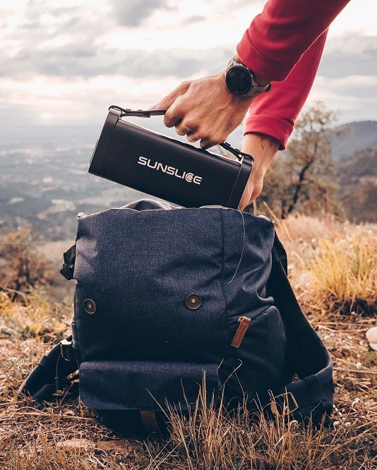 Générateur solaire portable Gravity 144 avec prise portable placé dans un sac à dos