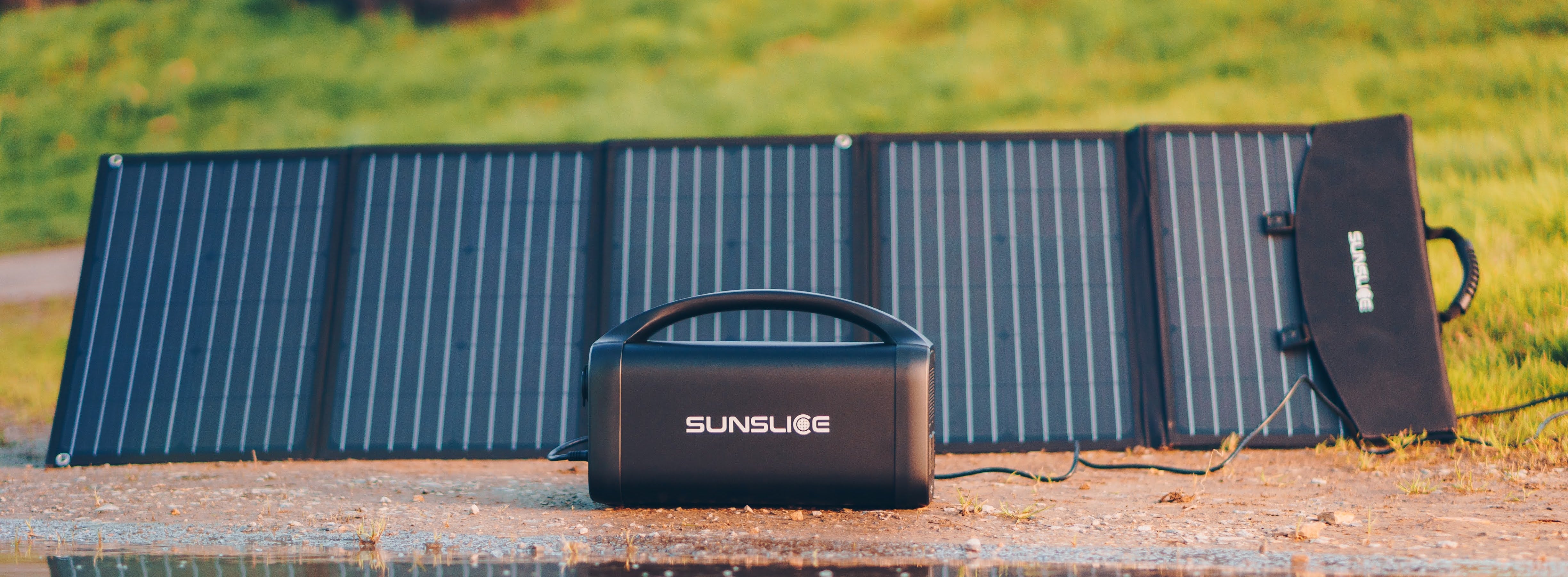 générateur sunslice connecté à un USB solaire placé sur le sol avec un fond vert
