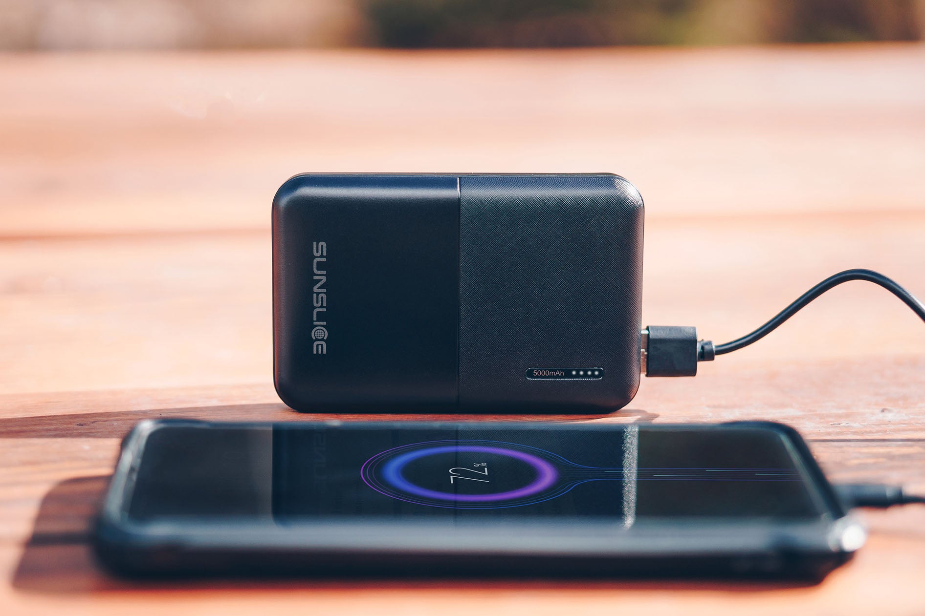 Banc d'alimentation Sunslice chargeant un smartphone