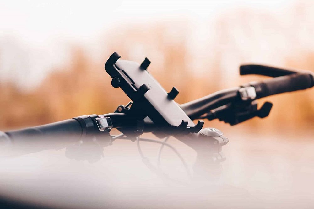zijaanzicht van een fiets mobiele telefoon houder met wazige achtergrond