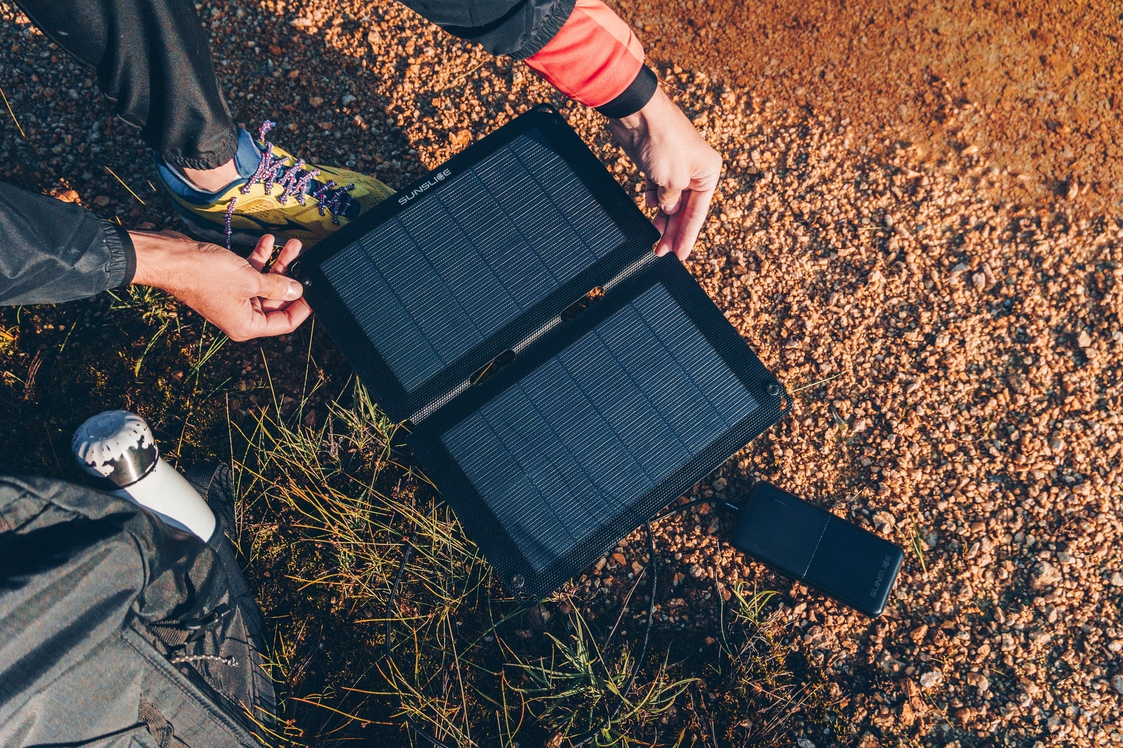 wandelende zonnepanelen - FUSION FLEX 12 vastgehouden door een man verbinden met een powerbank ( gravity 10)