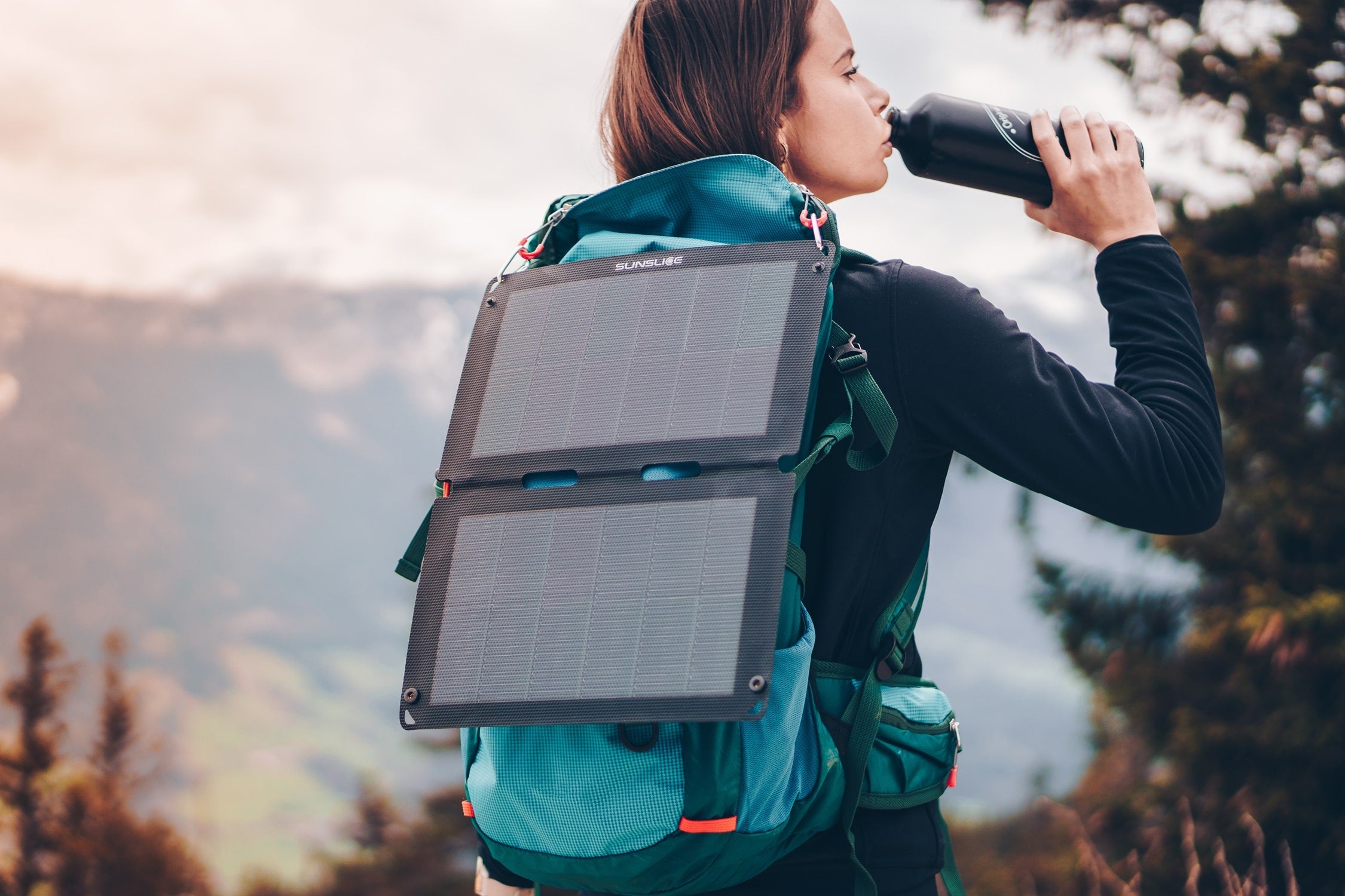 draagbaar zonnepaneel voor kamperen op de rugzak van een vrouw - FUSION FLEX 12