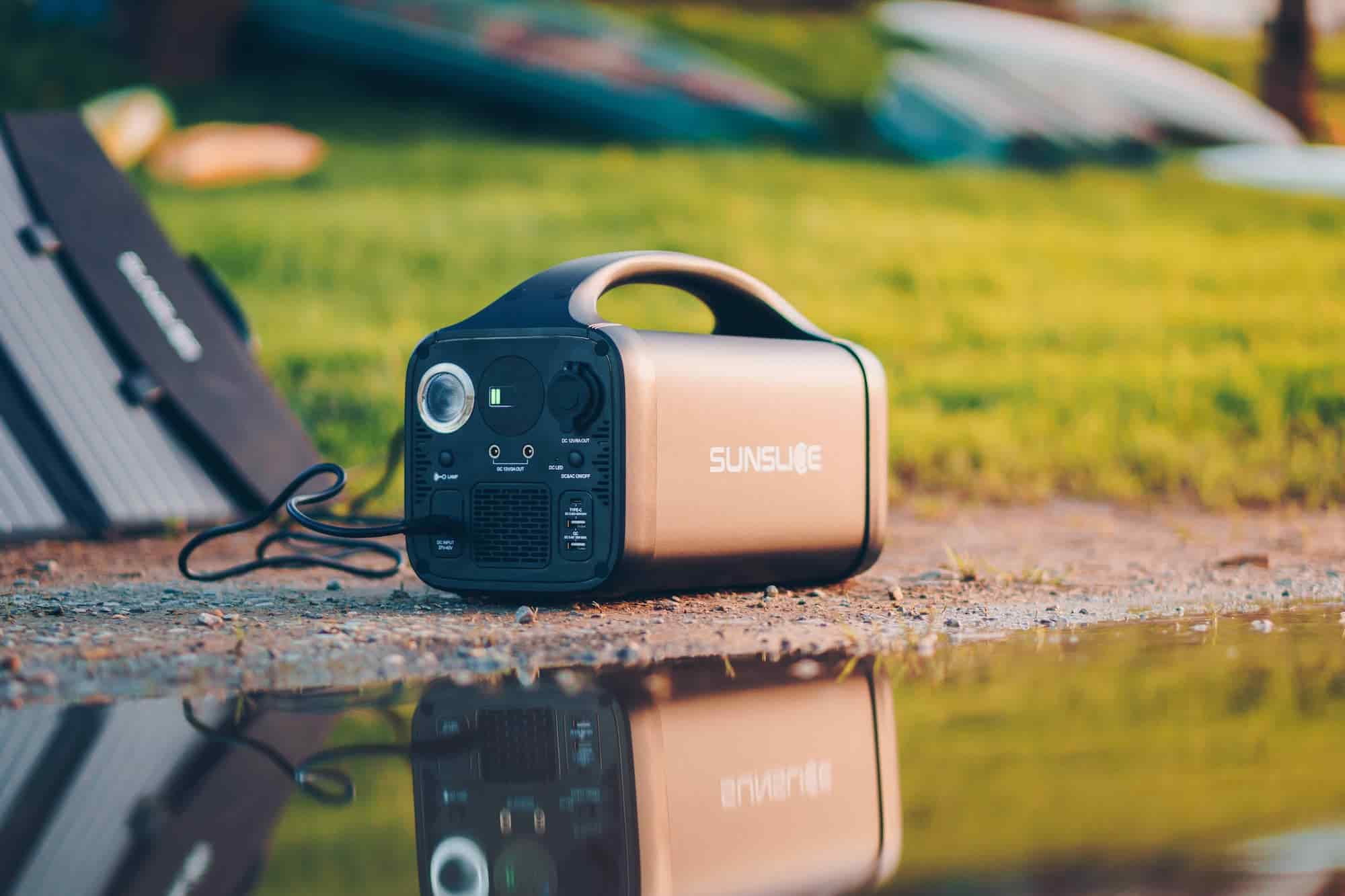 gravity486 générateur avec panneau solaire portable pour le camping sur fond flou
