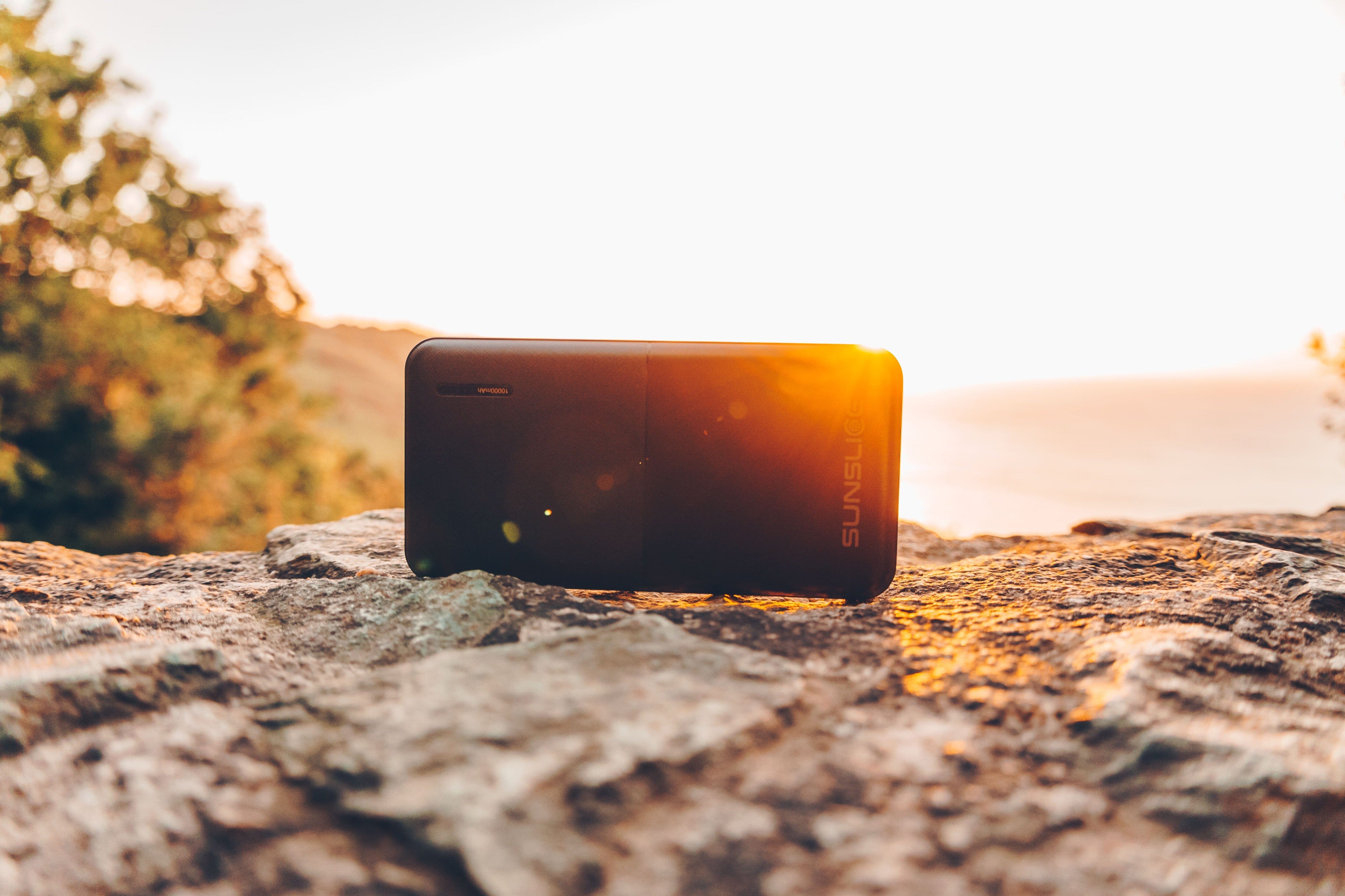 vue magnifique d'un chargeur solaire sur fond de coucher de soleil