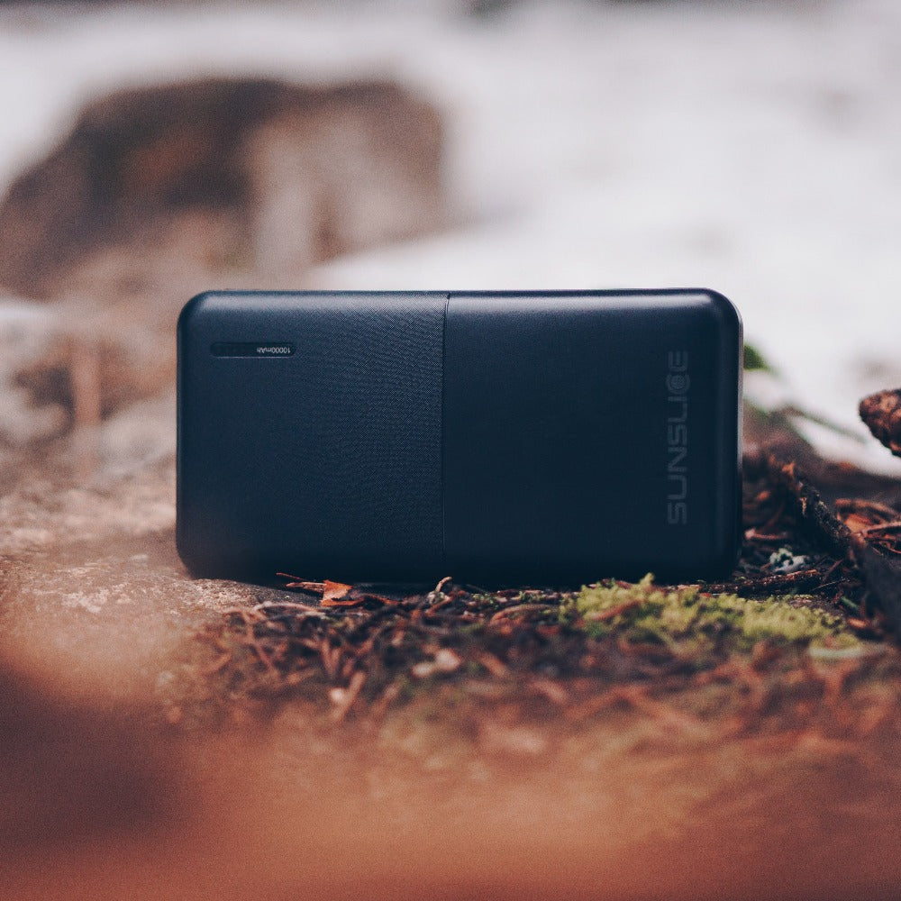 photo zoomée d'un powerbank dans la forêt