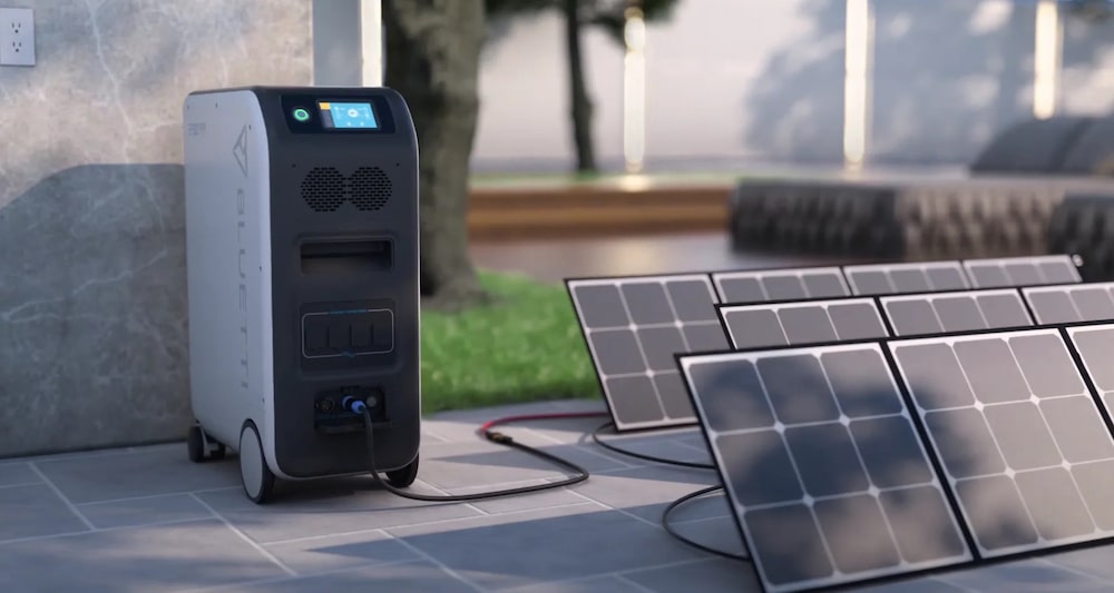 Bluetti EP500Pro elektrische generator wordt buiten opgeladen door zonnepanelen