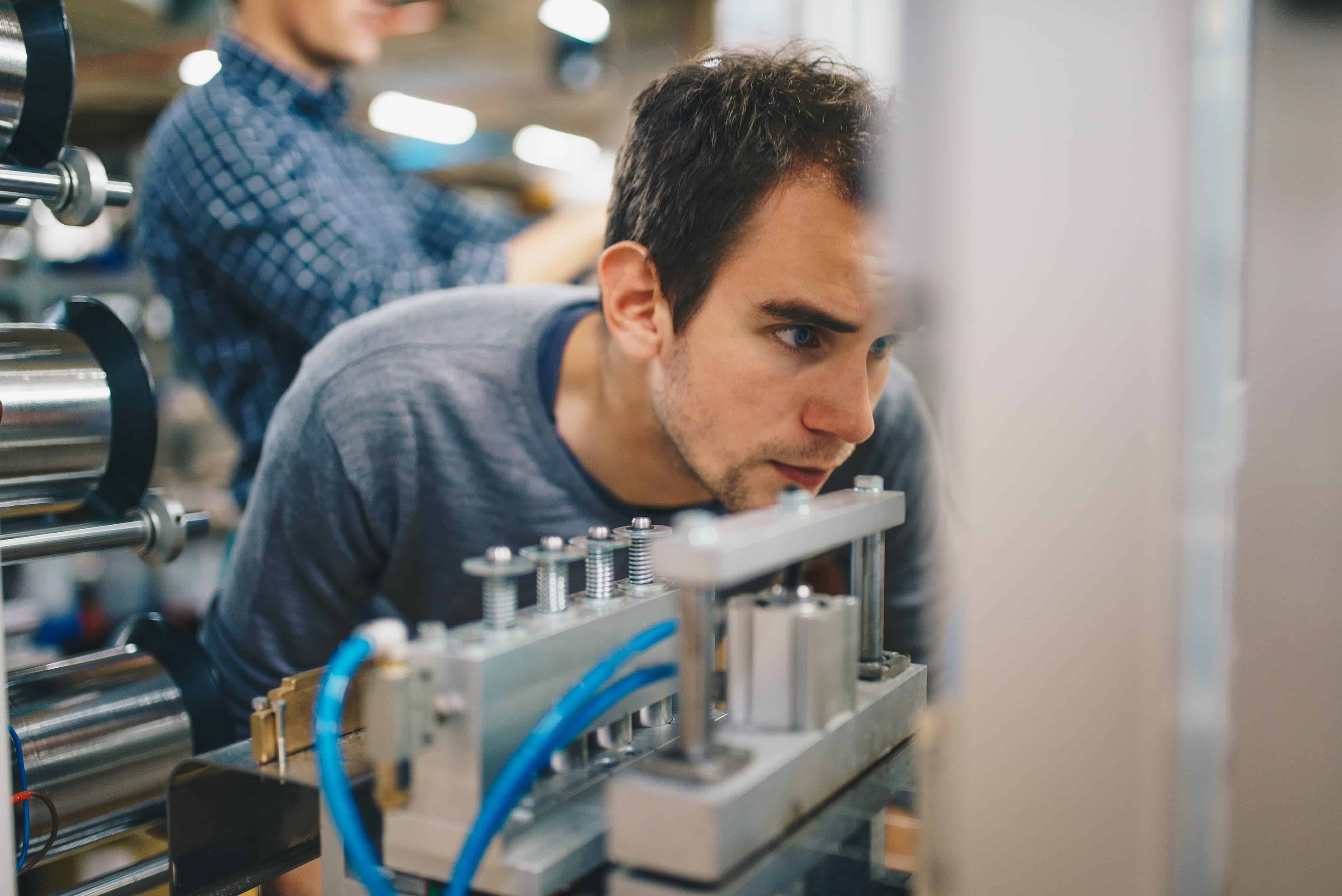 foto van onze ingenieur die zich concentreert op het bouwen van onze prototypes in de fabriek