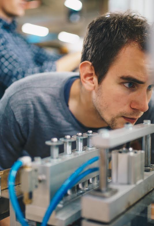 Sunslice Mitbegründer Henri Gernaey arbeitet an einer Maschine zur Herstellung von Solarmodulen