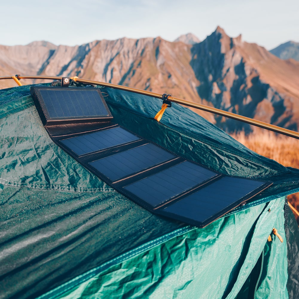 Geöffnetes Elektron auf dem Dach eines Zeltes zum Aufladen von Solarenergie