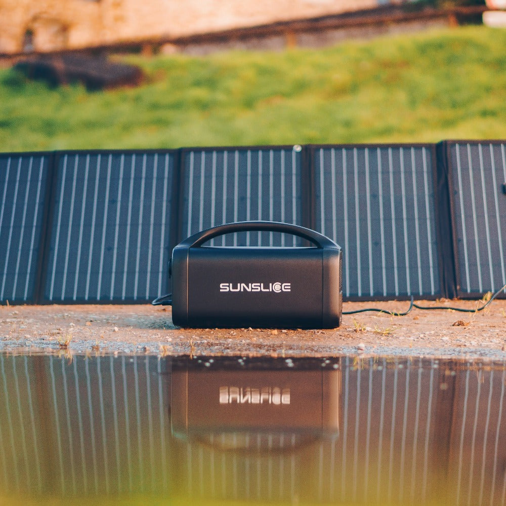 sunslice Generator, der an einen Solar-USB angeschlossen ist, der auf dem Boden mit grünem Hintergrund steht