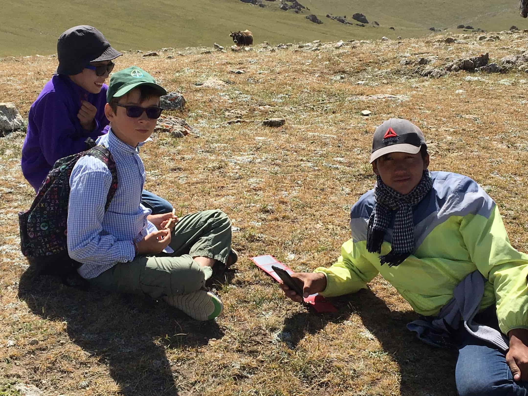 3 jeunes adolescents en mini-randonnée avec un chargeur solaire photon  Batterie Externe  à la main