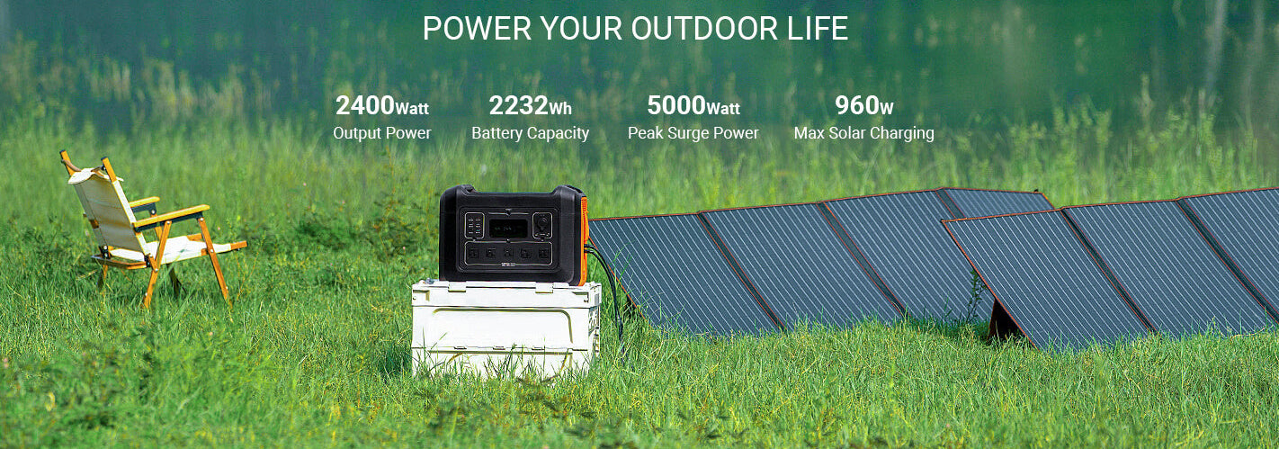 panneau solaire portable pour le camping sur l'herbe verte avec à côté un générateur solaire pour la maison