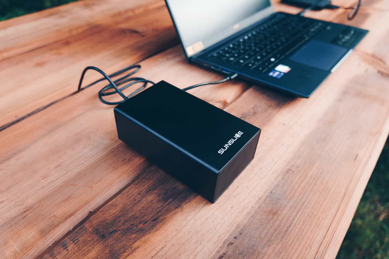 reservebatterij voor laptop die een computer op een tafel laadt