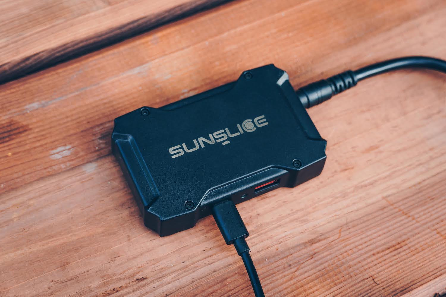 Sunslice verdeeldoos op een tafel aangesloten via de DC5521-poort en de USB-C-poort