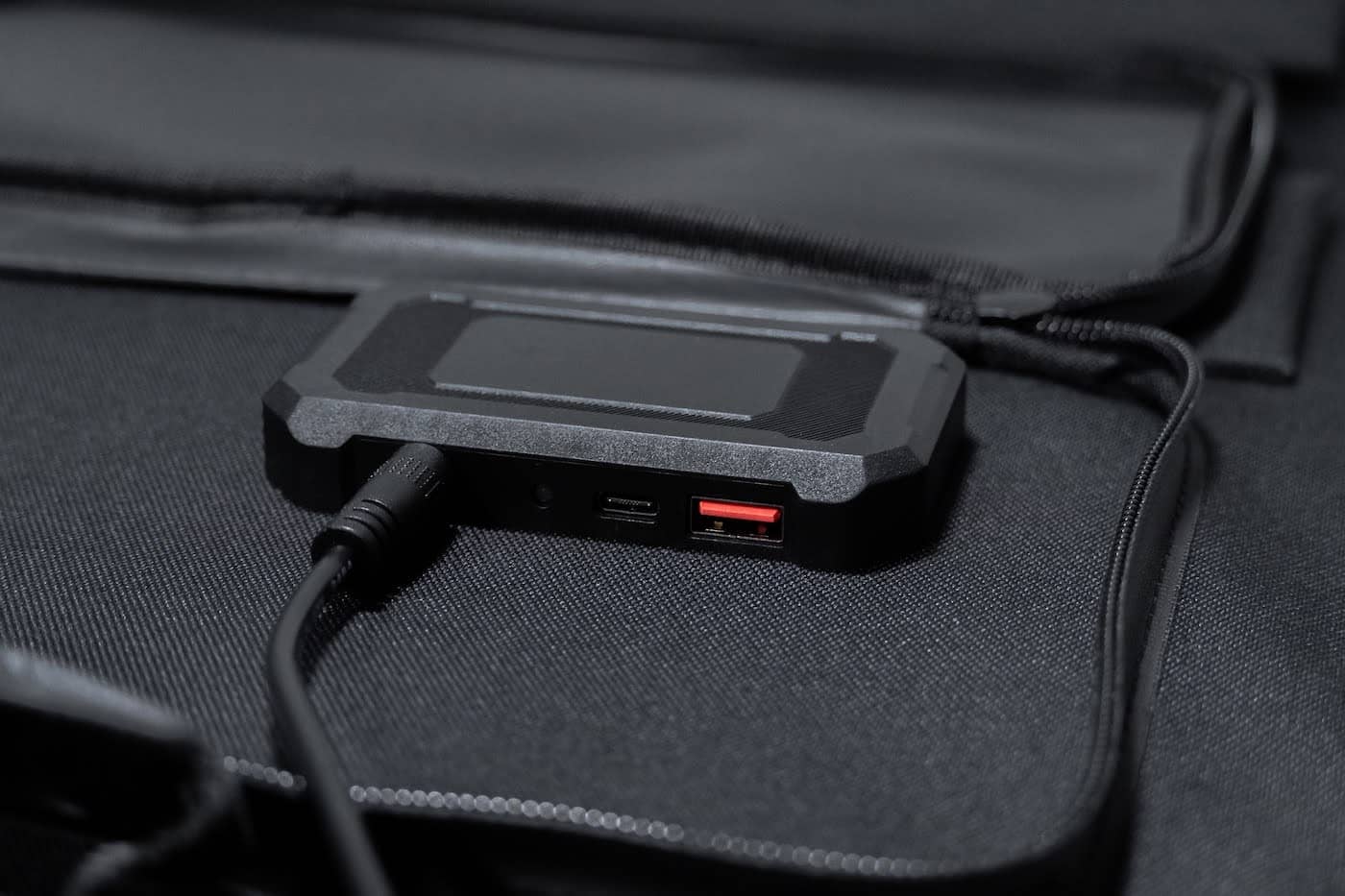 photo zoomée sur le port USB d'un panneau solaire compact avec la prise jack connectée