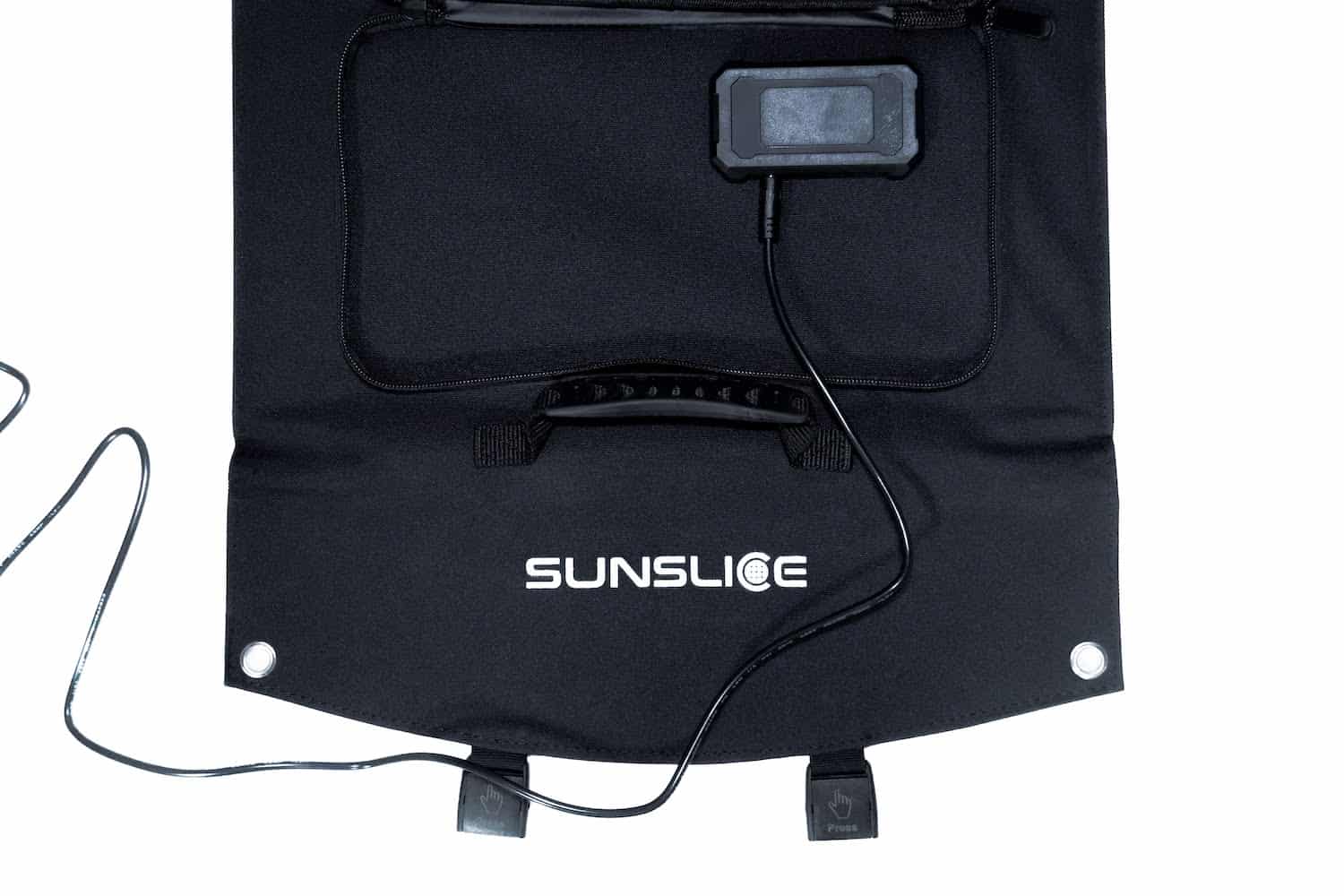 foto op witte achtergrond van een zonne-USB aangesloten op zijn opvouwbare zonnepaneel