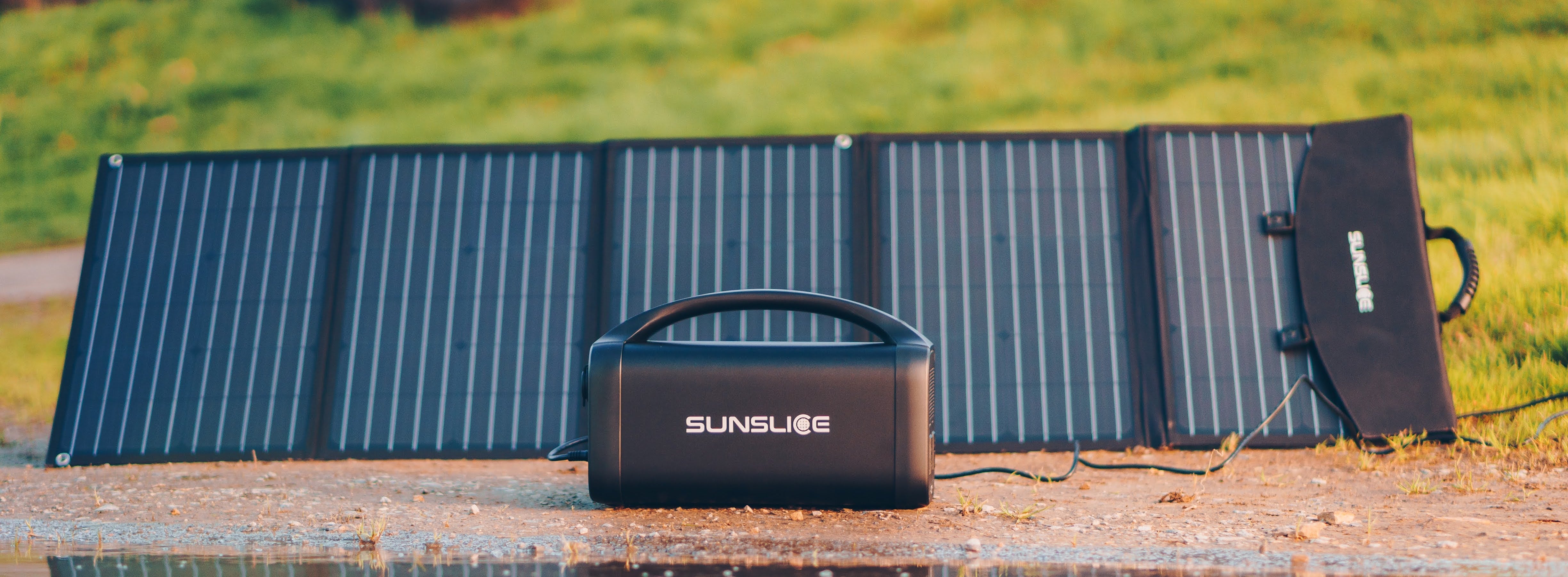 sunslice generator aangesloten op een solar USB geplaatst op de grond met een groene achtergrond
