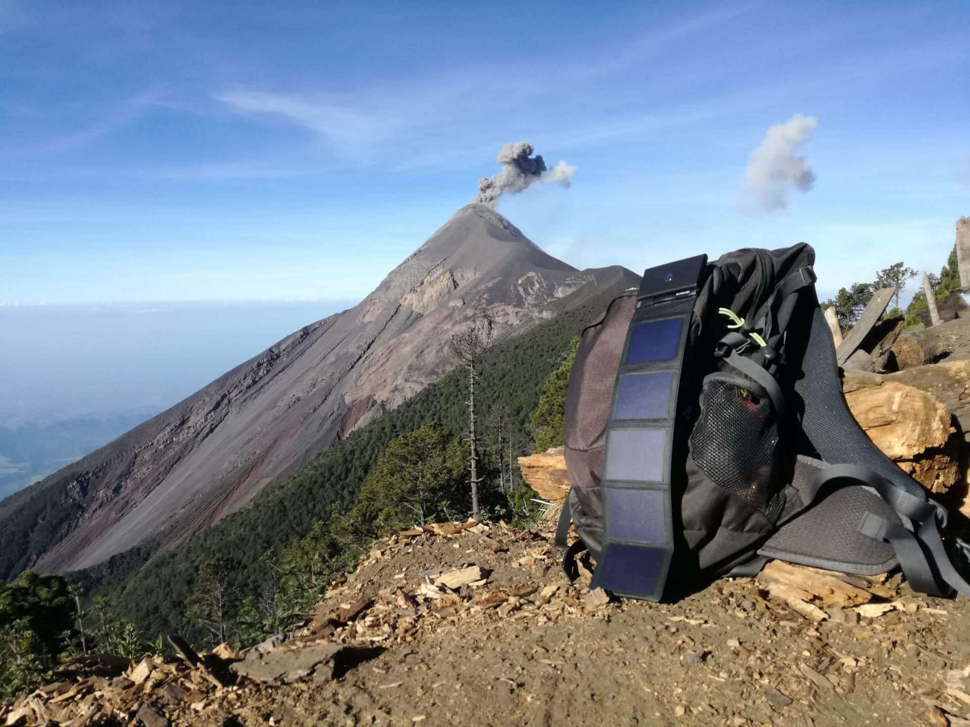Foto mit Hintergrund eines Vulkanbergs in Guatemala und einer Wandertasche mit dem besten Solar-Handy-Ladegerät der Photon