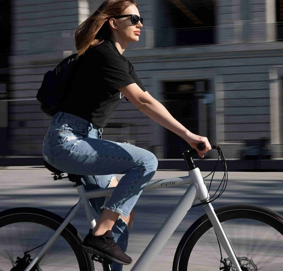 Collection d'accessoires de cyclisme tels que des supports de téléphone pour les vélos, des supports de téléphone pour les motos, Batteries Externes et des panneaux solaires portables.