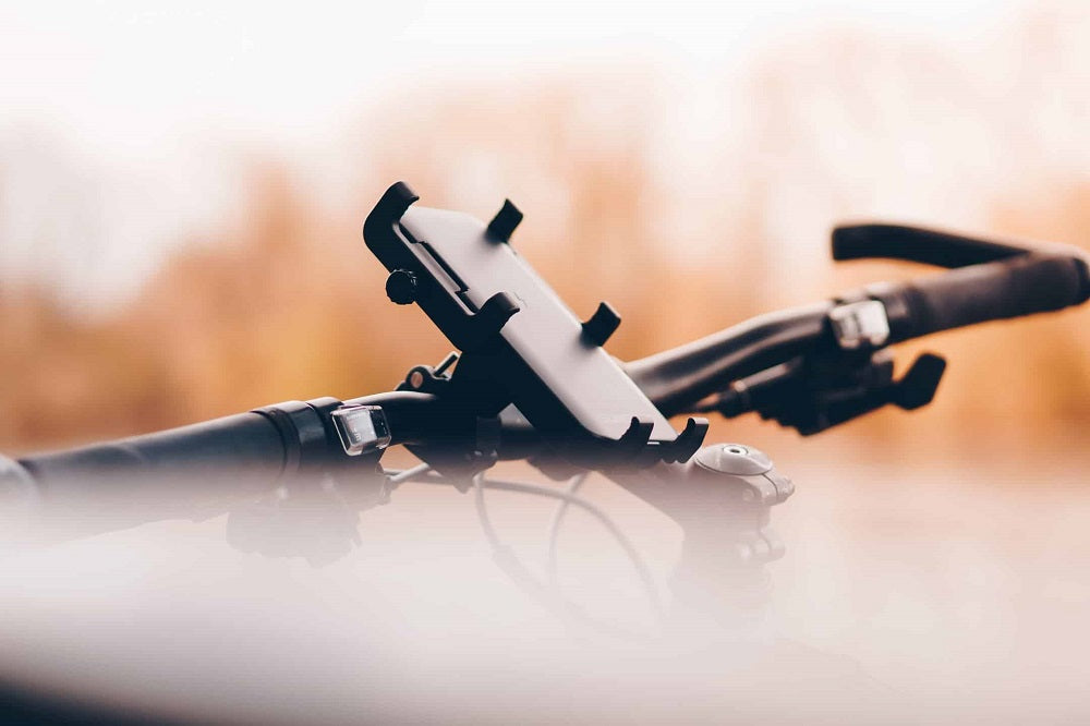 Seitenansicht eines Fahrrad-Handyhalters mit unscharfem Hintergrund