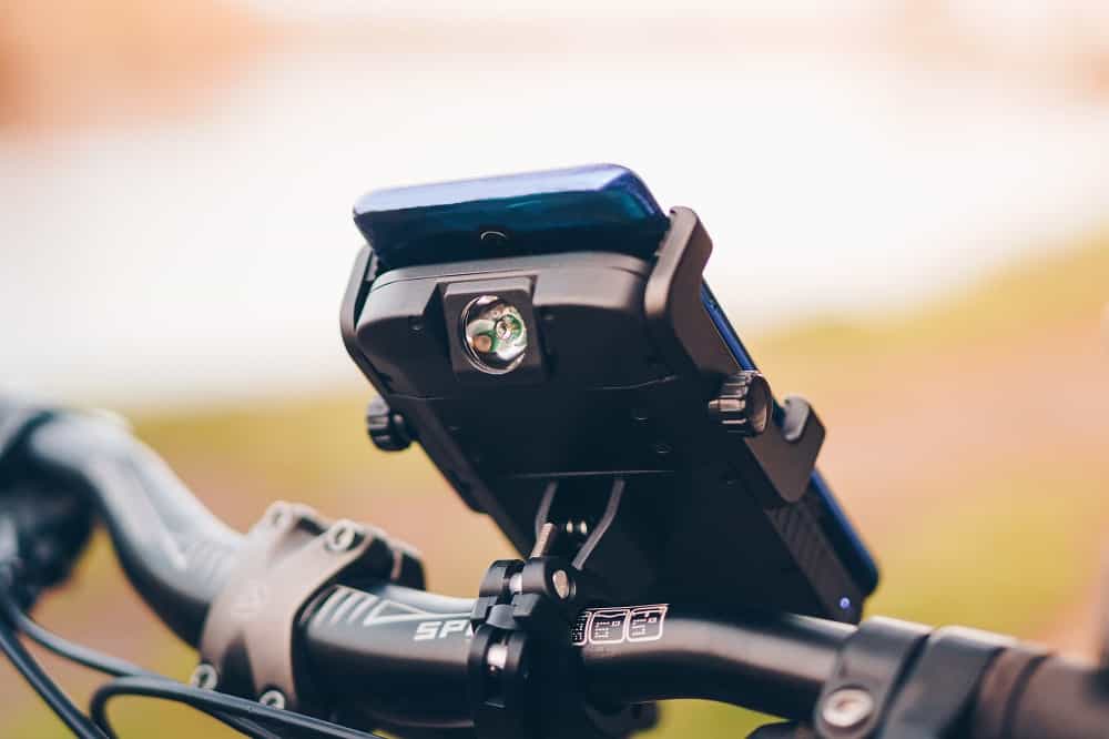 cyclotron met telefoon gemonteerd op het stuur van een fiets