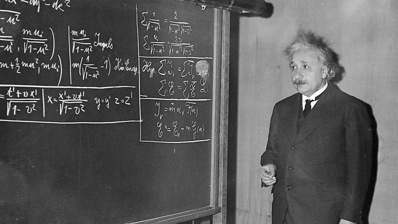 Einstein résolvant son équation