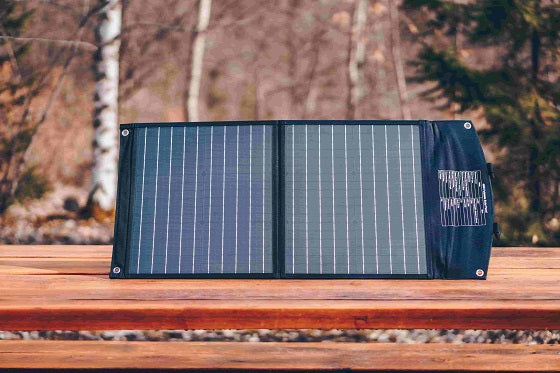 Panneau solaire portable de 40 Watts avec sortie USB-C et sorties USB pour les générateurs solaires portables et les centrales électriques. 
