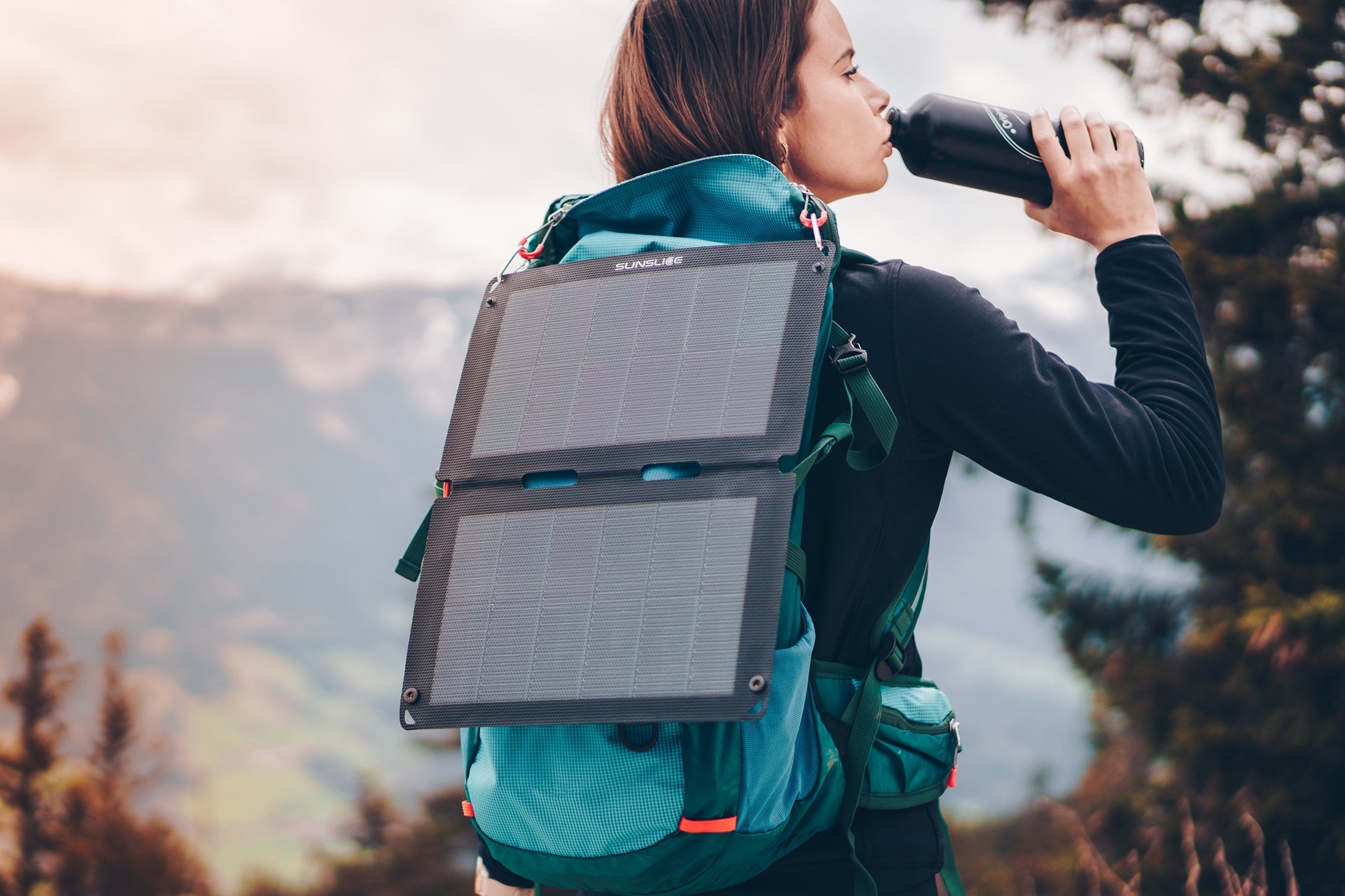 panneau solaire portable pour le camping sur le sac à dos d'une femme - FUSION FLEX 12