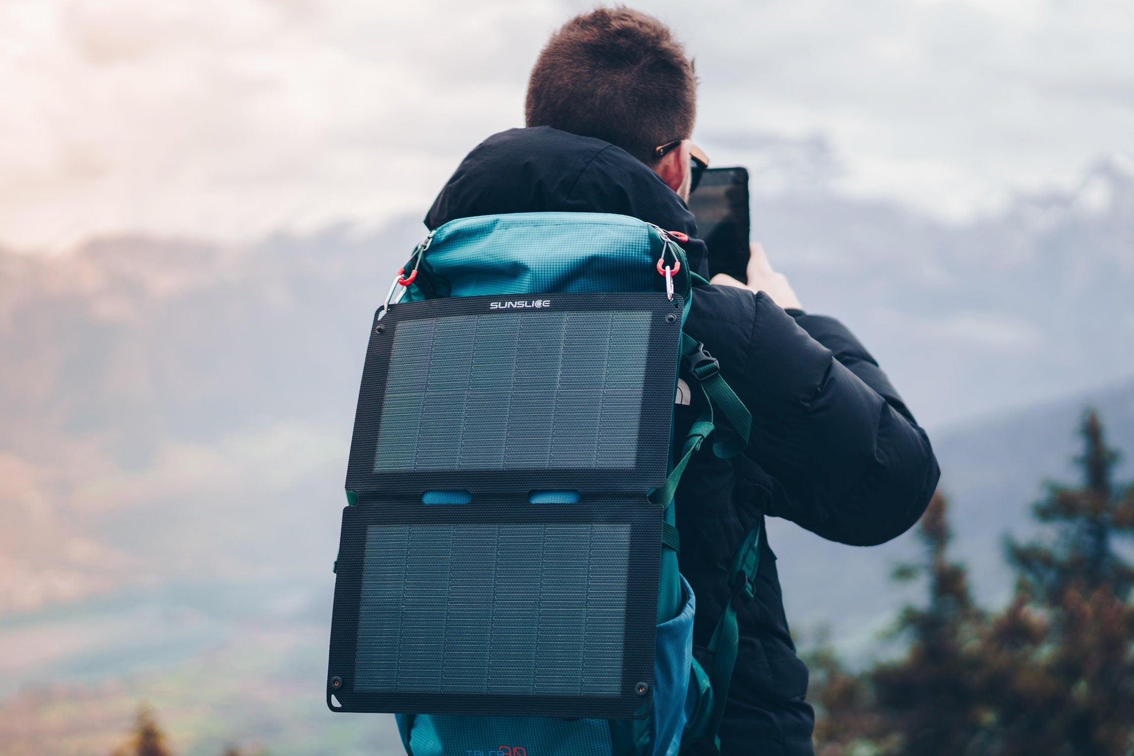 panneau solaire portable pour le camping sur le sac à dos d'un homme - FUSION FLEX 12
