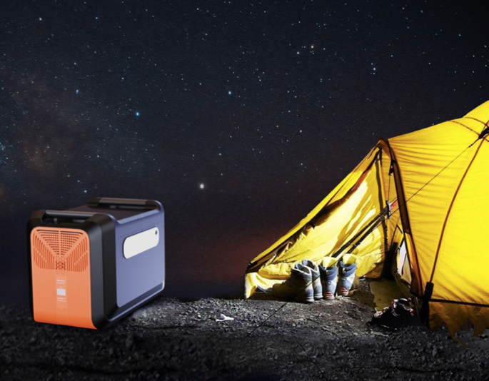 Zelt unter dem Sternenhimmel, beleuchtet von einem Solargenerator