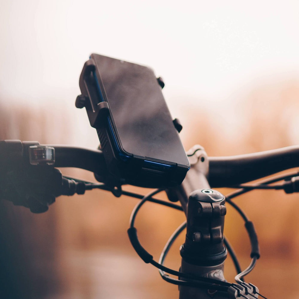 Bike and motorbike phone mount with integrated powerbank Cyclotron