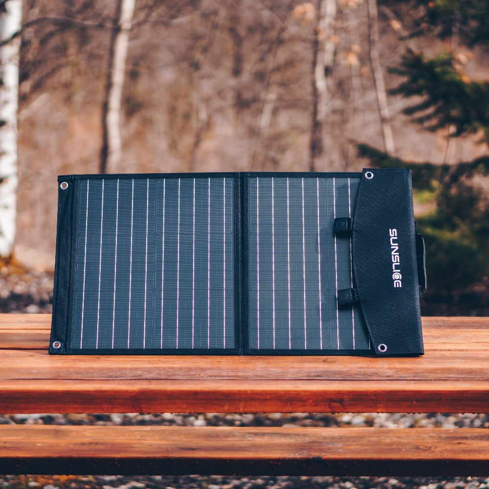 een Fusion40 zonne-energiepakket op een campingtafel in een bergomgeving