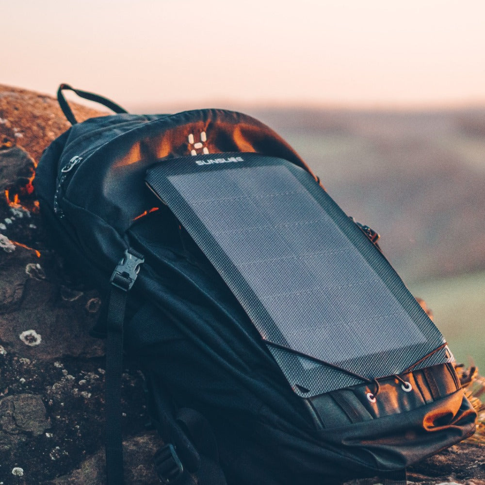 randonnée de panneaux solaires sur un sac à dos en haut d'une montagne aux Pays-Bas