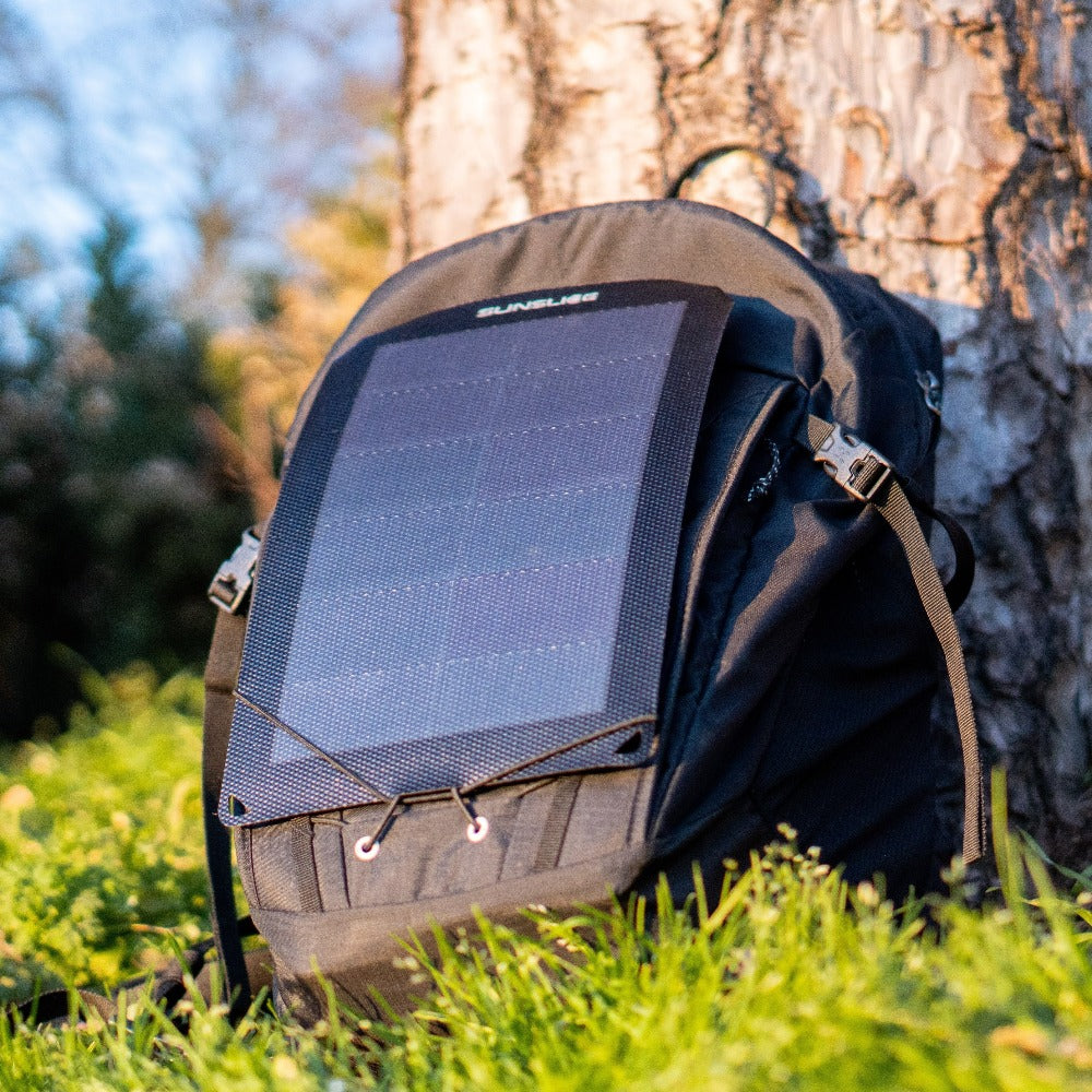 randonnée de panneaux solaires sur un sac à dos en haut d'une montagne aux Pays-Bas