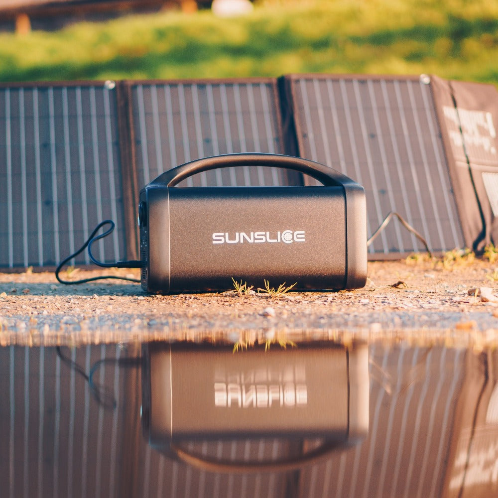das beste tragbare Solarpanel auf einer grünen, sonnigen Fläche