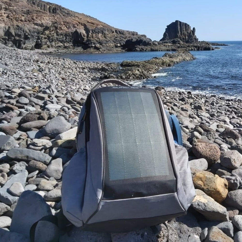 Zenith - Solar Backpack - blok stenen opgeslagen langs de rivier